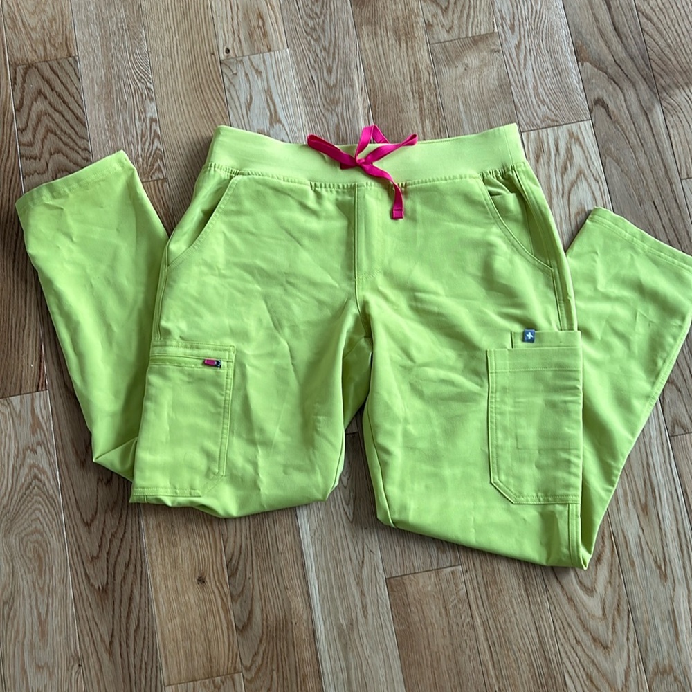 NWT. Figs yola skinny scrubs in limeade